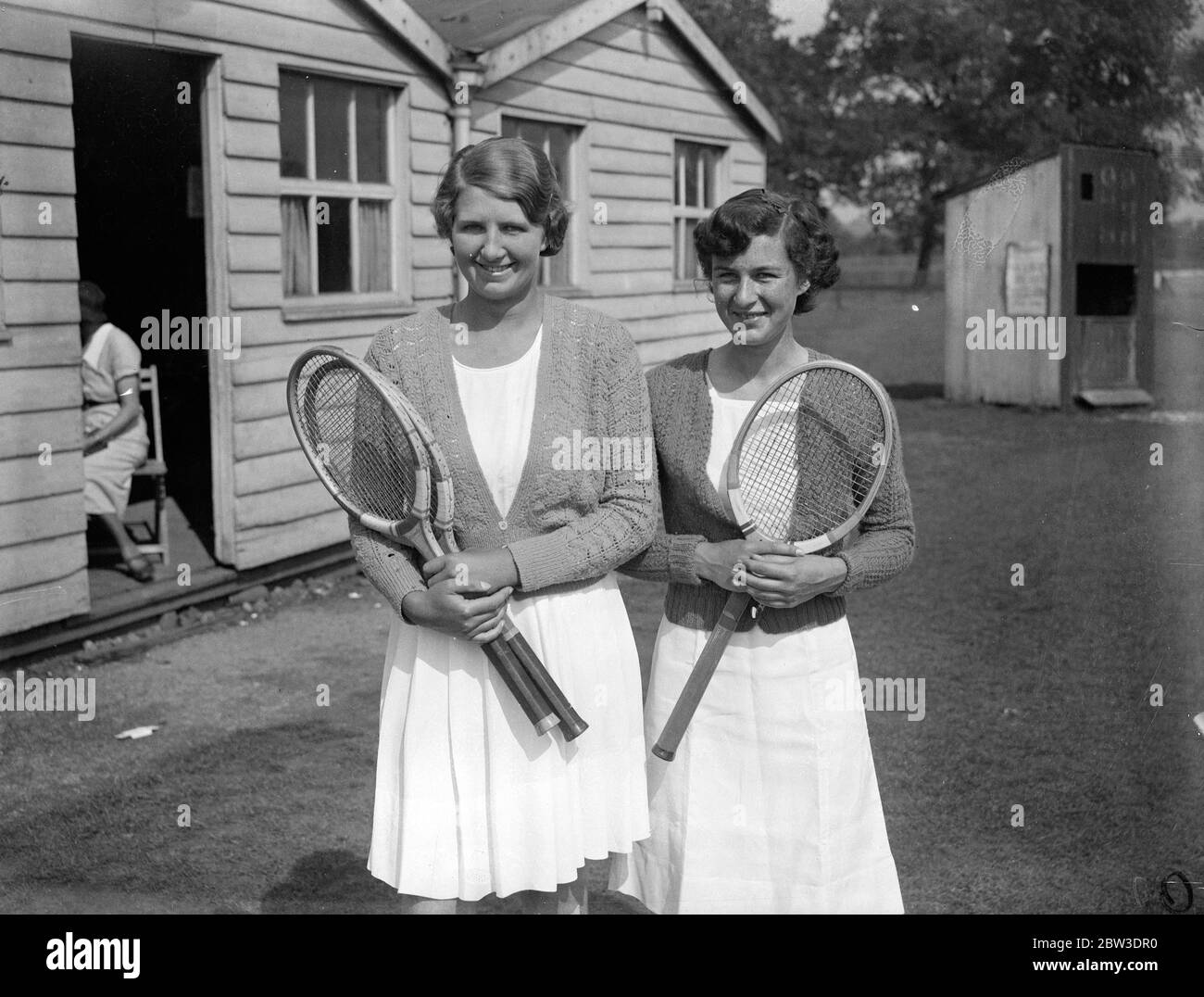 Finalisti nei campionati di tennis su prato Beckenham . Miss Mary Wheeler e Miss Bonemary Sandilands sono i finalisti nei singoli ragazze ai campionati di tennis su prato Beckenham . Spettacoli fotografici , Miss Mary Wheeler ( a sinistra ) e Miss Rosemary Sandilands a Beckenham . 6 settembre 1935 Foto Stock