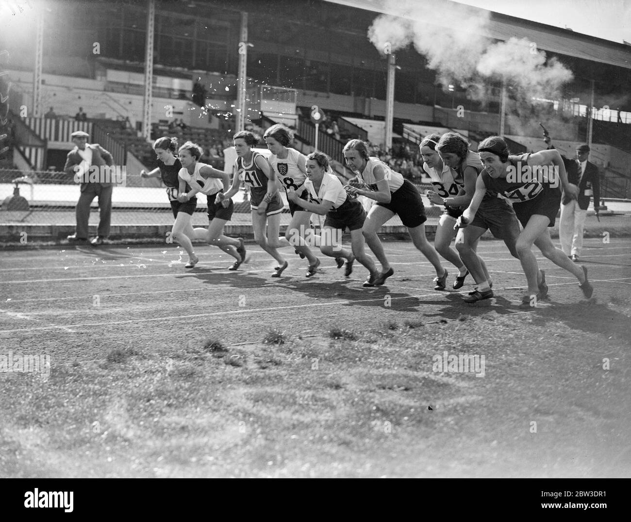 Incontro internazionale delle atlete femminili nella Città Bianca . Mostre fotografiche , Miss Nellie Halstead all'inizio di 800 metri . 10 agosto 1935 Foto Stock