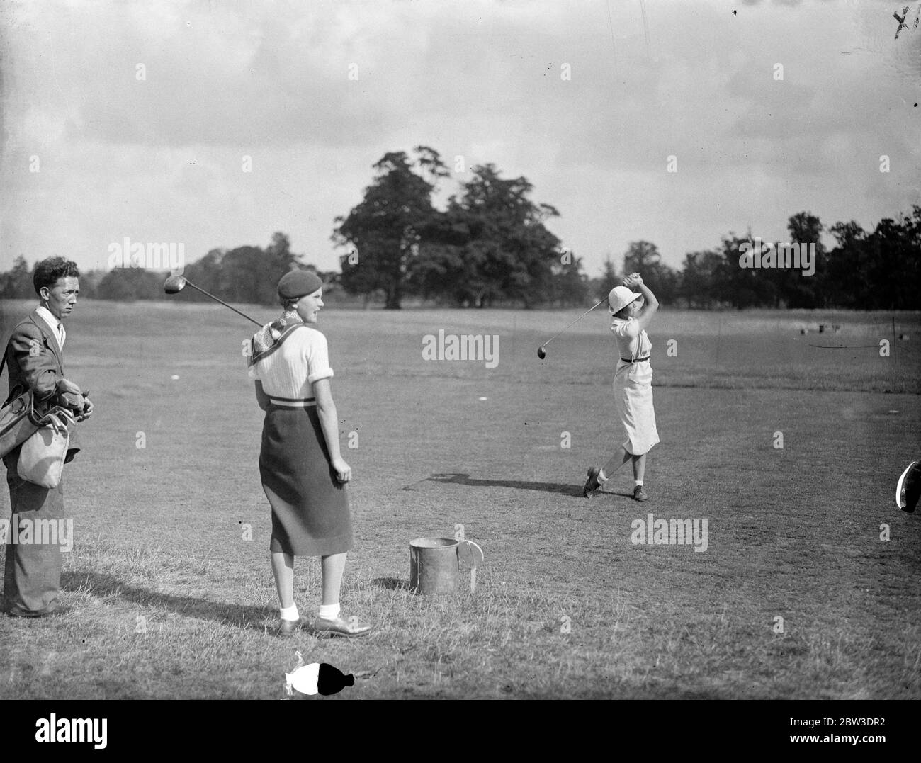 Campionato aperto di golf per le ragazze a Stoke Poges . I due semifinalisti Miss Joan Pemberton (beret scuro) e Miss Chaile Stroyan che scesero dal primo tee . 6 settembre 1935 Foto Stock