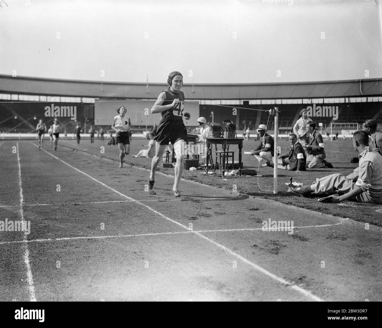 Incontro internazionale delle atlete femminili nella Città Bianca . Foto spettacoli , Miss Nellie Halstead stabilisce un nuovo record nei 800 metri , ( 2 minuti 13 secondi 3 / 10 secondi . 10 agosto 1935 Foto Stock