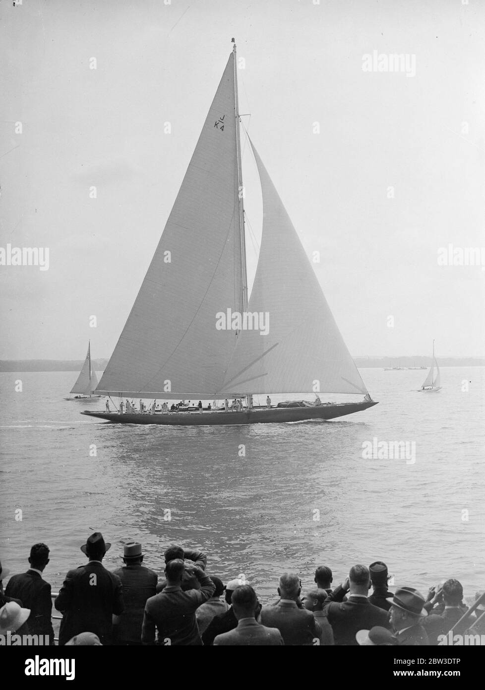 Vista del grande stand della corsa 'Endeavour' durante la settimana di Cowes. I passeggeri del concorso "Greeting s" di Brema hanno una vista ravvicinata della barca del signor T o M Sopwith Endeavore mentre corre a Cowes Roads durante la regata del Royal Thames Yacht Club. 1 agosto 1935 Foto Stock
