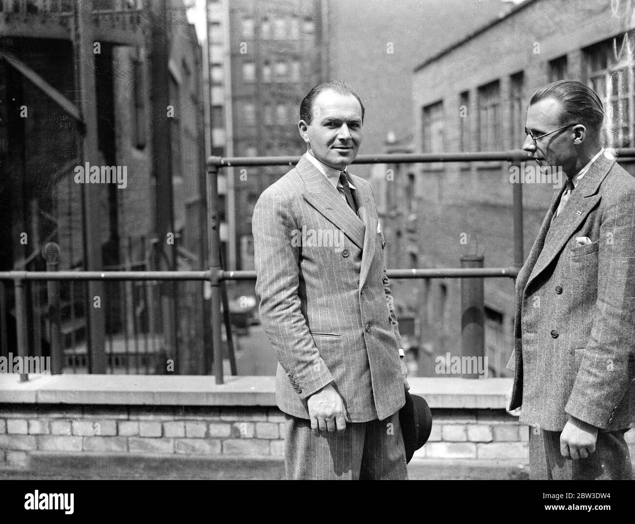 Gli showmen del mondo no 1 è un londoner . John Armstrong (sinistra) , un esperto di pubblicità londinese gli ha conferito il titolo di' showmen del mondo n. 1 dall' America. 7 agosto 1935 Foto Stock