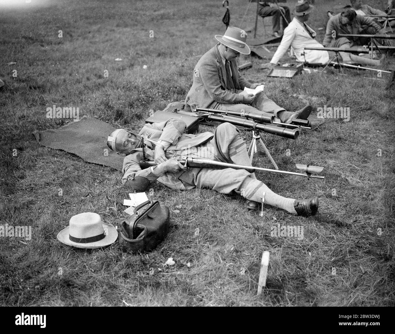 A Bisley si apre l incontro imperiale e giubilare dell Associazione Nazionale delle Rifle . Una posizione particolare adottata da un concorrente di Bisley. 8 luglio 1935 Foto Stock