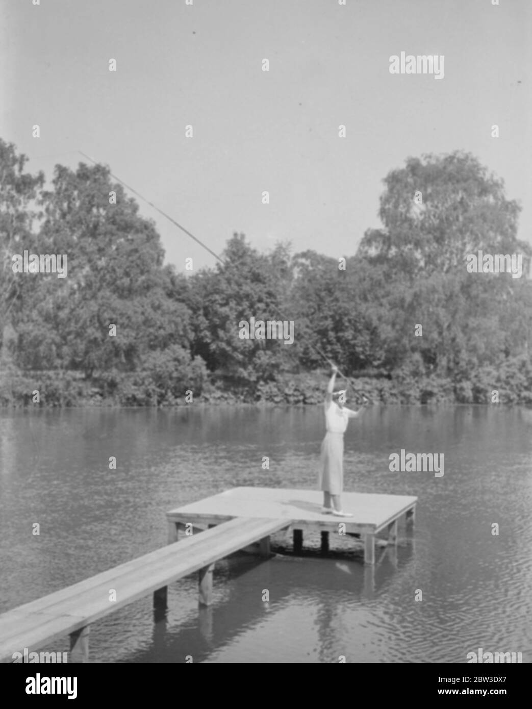 Concorrente donna per il trofeo di lancio del volo del Duke of Westminster . Spettacoli fotografici , la pesca con la mosca di salmone Hon Mary Monet . 22 giugno 1935 Foto Stock