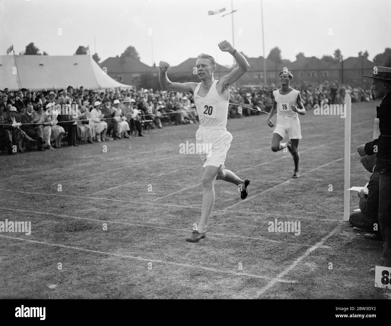 Gli atleti di Parigi incontrano la squadra londinese per la prima volta alla scuola Rutlish , Merton , Londra . Spettacoli fotografici , W W G Foster della Harrow County School vincendo la gara di miglio con P J Foster ( Mill Hill ) secondo . . 26 luglio 1935 Foto Stock