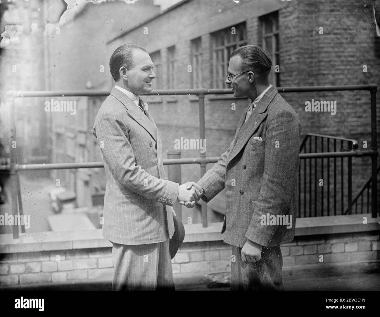 Gli showmen del mondo no 1 è un londoner . John Armstrong (sinistra ) , un esperto di pubblicità londinese, gli ha conferito il titolo di' showmen del mondo n. 1 dall' America. 7 agosto 1935 Foto Stock