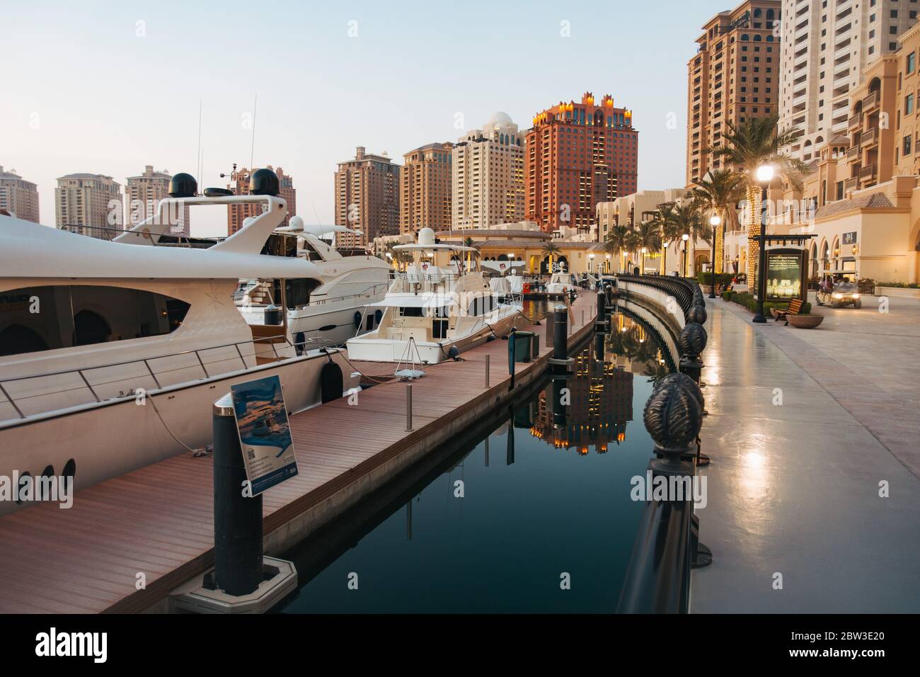 Barche ormeggiate presso un porto turistico nel Pearl-Qatar, un'isola residenziale artificiale a Doha, Qatar Foto Stock