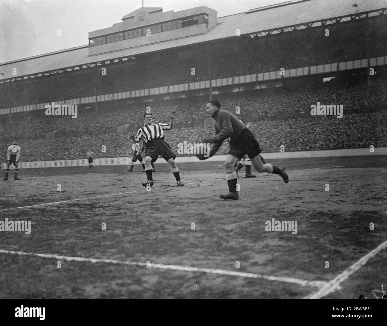 Tottenham Hotspur e Newcastle United si sono incontrati nel quarto round della F A Cup a White Hart lane . Norman Tapken salva una penalità da un giocatore sconosciuto di Tottenham . 26 gennaio 1935 Foto Stock