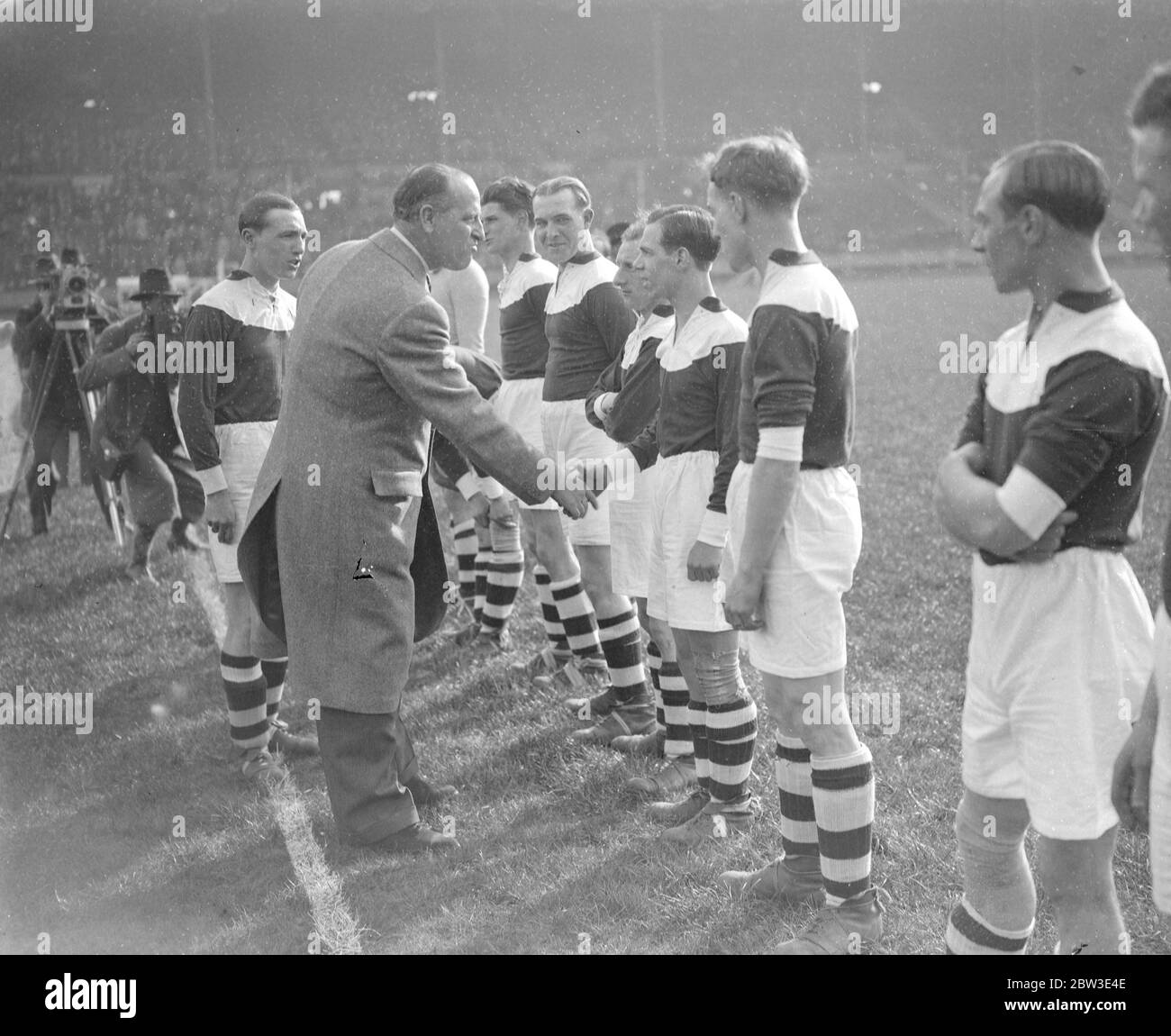 Finale della Coppa dei disoccupati a Wembley . Sir Noel Curtis Bennett stringe le mani con il team Oval House . 21 marzo 1935 Foto Stock