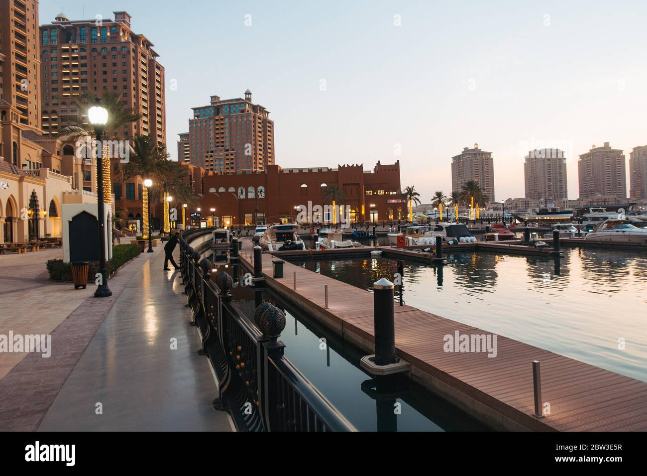 Potrai fare un tramonto lungo il lungomare del porticciolo presso il Pearl-Qatar, un'isola residenziale artificiale a Doha, Qatar Foto Stock
