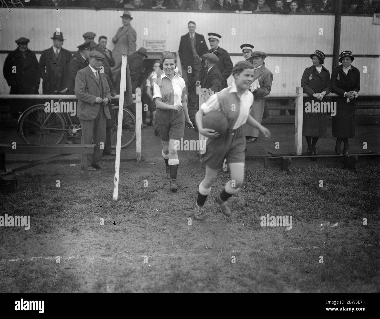 Partita di calcio femminile a Hayes . Le ragazze pugilato giorno battaglia per la tazza . 26 dicembre 1934 Foto Stock
