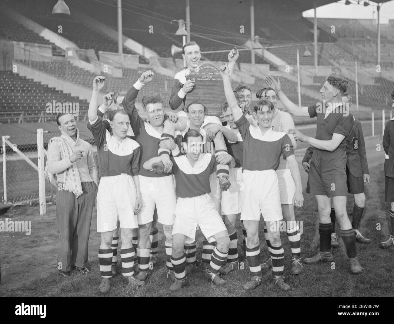 La Fellowship di San Marco vince la finale della Coppa dei disoccupati a Wembley . G Sansord , Capitano della squadra di San Marco con lo scudo , presieduto dopo la partita . 21 marzo 1935 Foto Stock