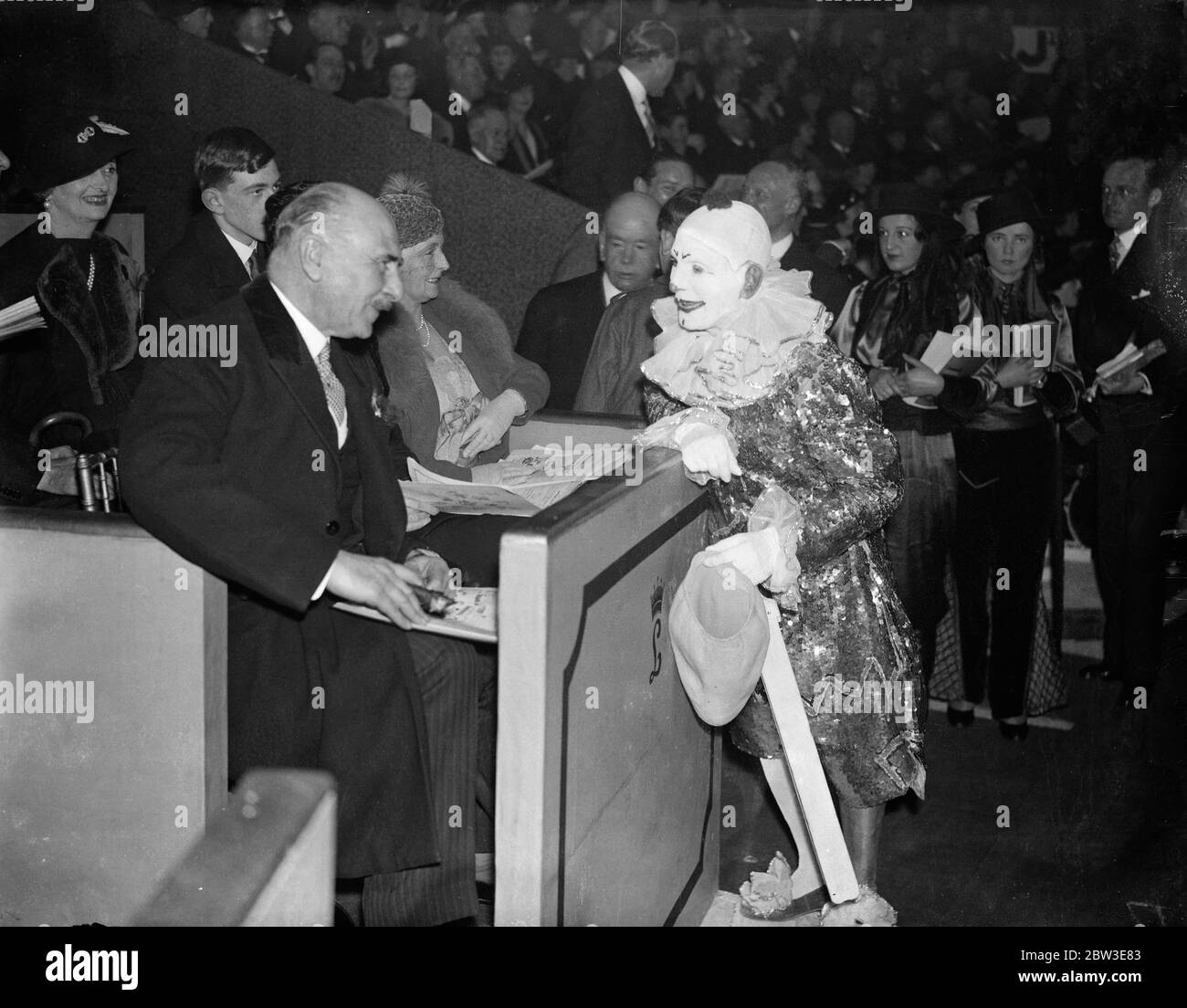 Earl e Contessa di Athlone che parlano con Joe Criston il clown . 20 dicembre 1934 Foto Stock