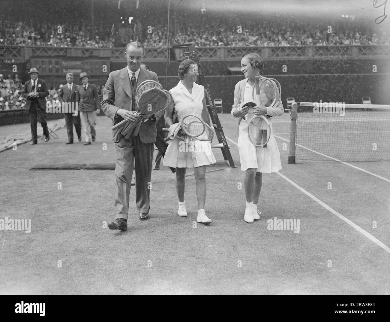 Miss Dorothy Round of Great Britain ha perso a Miss Joan Hartigan of Australia nelle finali quarti dei singoli femminili ai Campionati di Wimbledon . 2 luglio 1935 Foto Stock