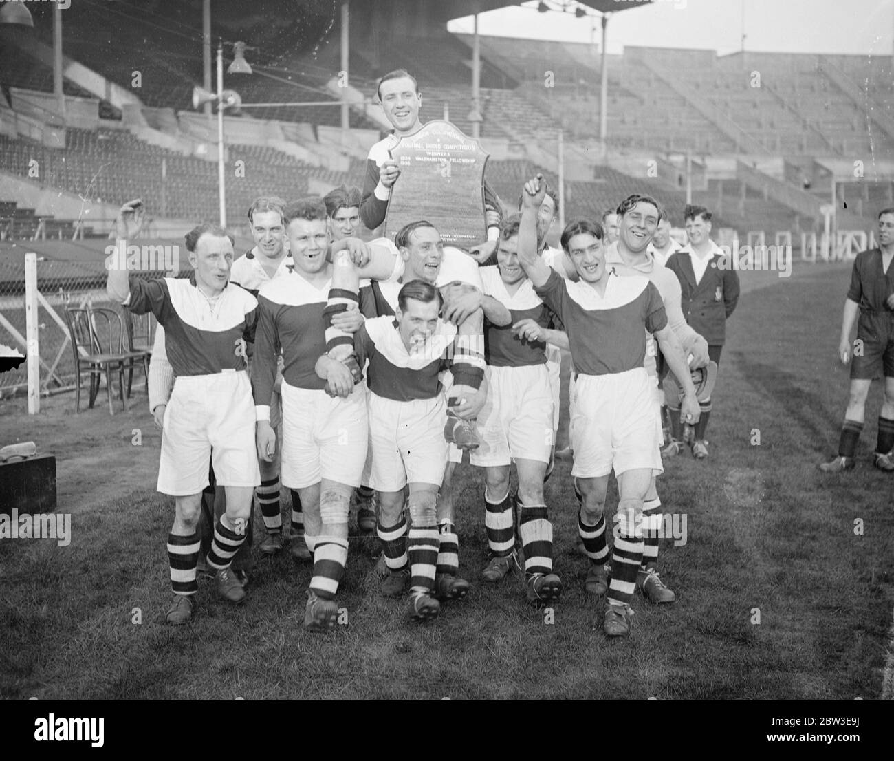 La Fellowship di San Marco vince la finale della Coppa dei disoccupati a Wembley . G Sansord , Capitano della squadra di San Marco con lo scudo , presieduto dopo la partita . 21 marzo 1935 Foto Stock