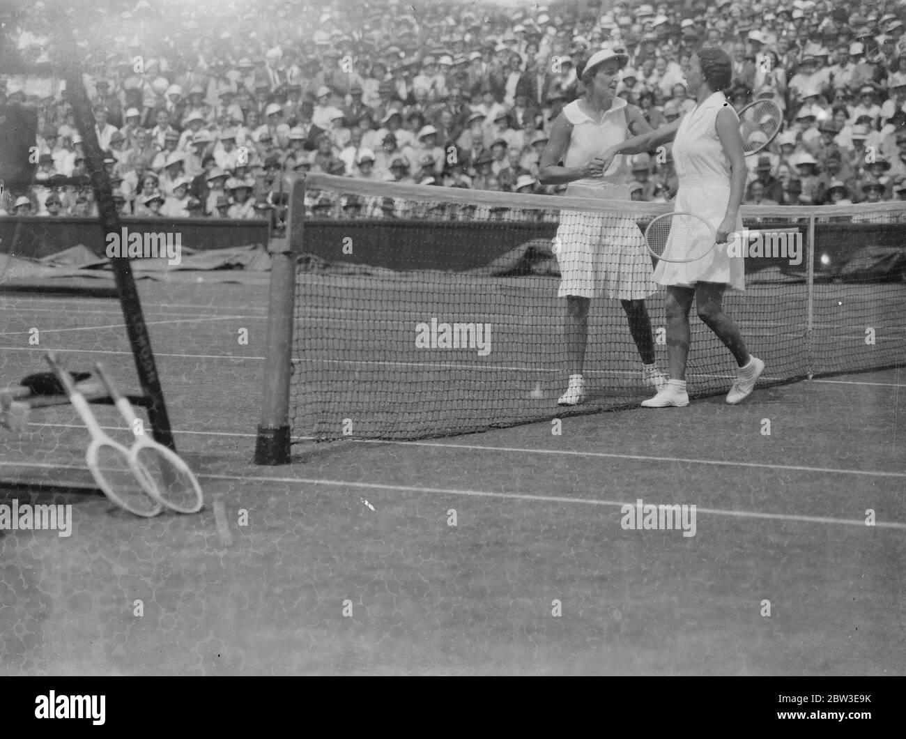 Miss Dorothy Round of Great Britain ha perso a Miss Joan Hartigan of Australia nelle finali quarti dei singoli femminili ai Campionati di Wimbledon . 2 luglio 1935 Foto Stock