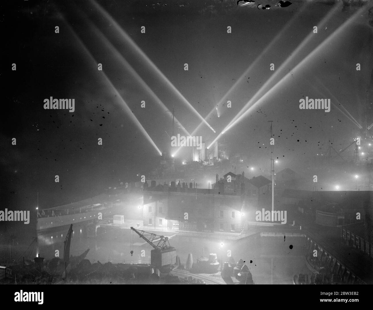 Le navi da guerra mostrano il proiettore a Portsmouth per celebrare il matrimonio reale . 30 novembre 1934 Foto Stock