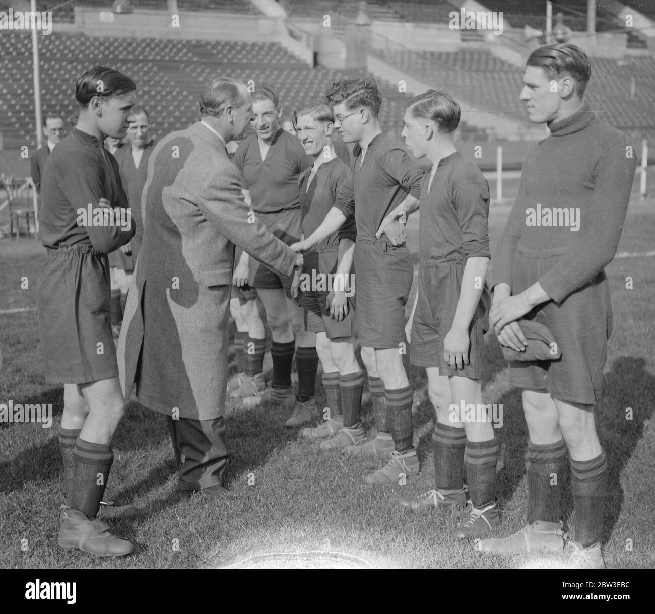 Finale della Coppa dei disoccupati a Wembley . Sir Noel Curtis Bennett stringe le mani con il team Oval House . 21 marzo 1935 Foto Stock
