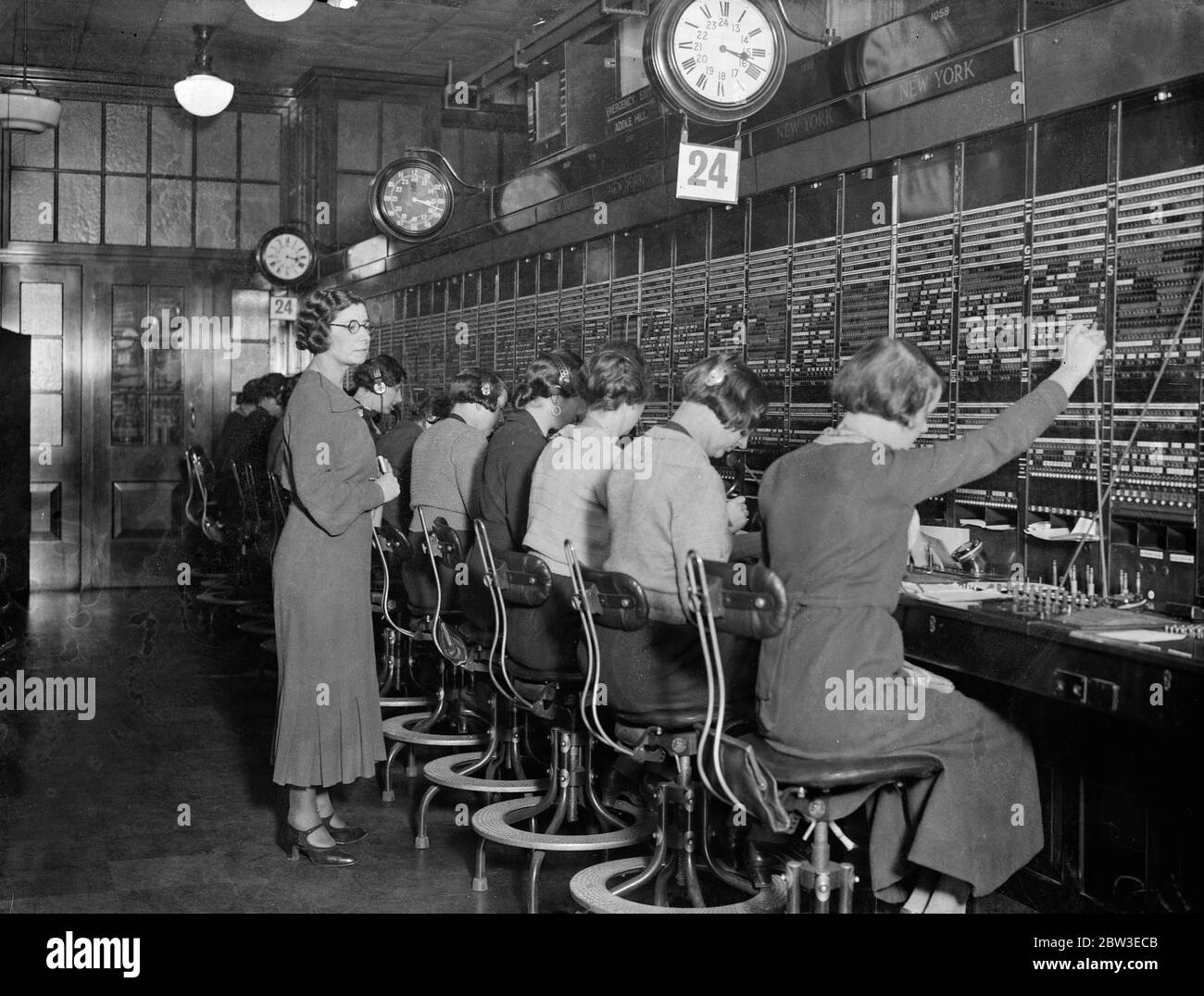 Auguri di Natale per telefono . Ragazze al centralino internazionale di carter Lane in servizio il giorno di Natale . 24 dicembre 1934 Foto Stock