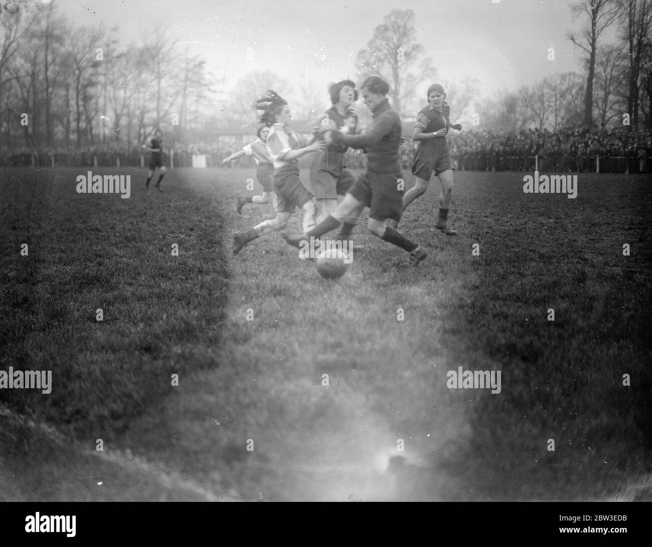 Partita di calcio femminile a Hayes . Le ragazze pugilato giorno battaglia per la tazza . 26 dicembre 1934 Foto Stock