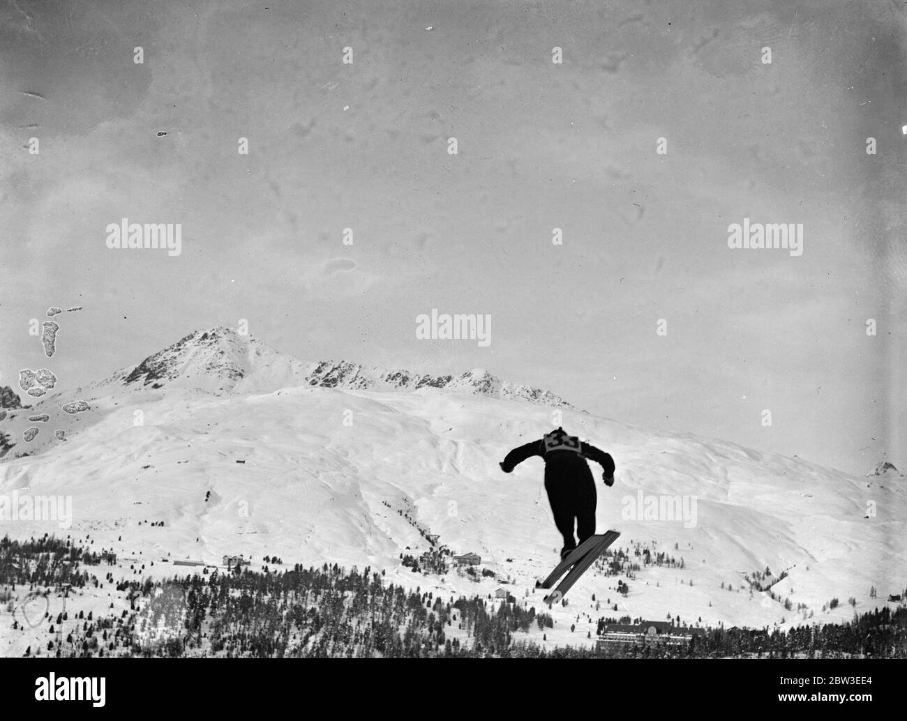 Ruud Birger , il campione norvegese , si è fatto strada contro le piste innevate delle montagne durante un salto lungo il famoso salto con gli sci olimpici di Tremplin a St Moritz , la famosa località svizzera . 27 dicembre 1934 Foto Stock