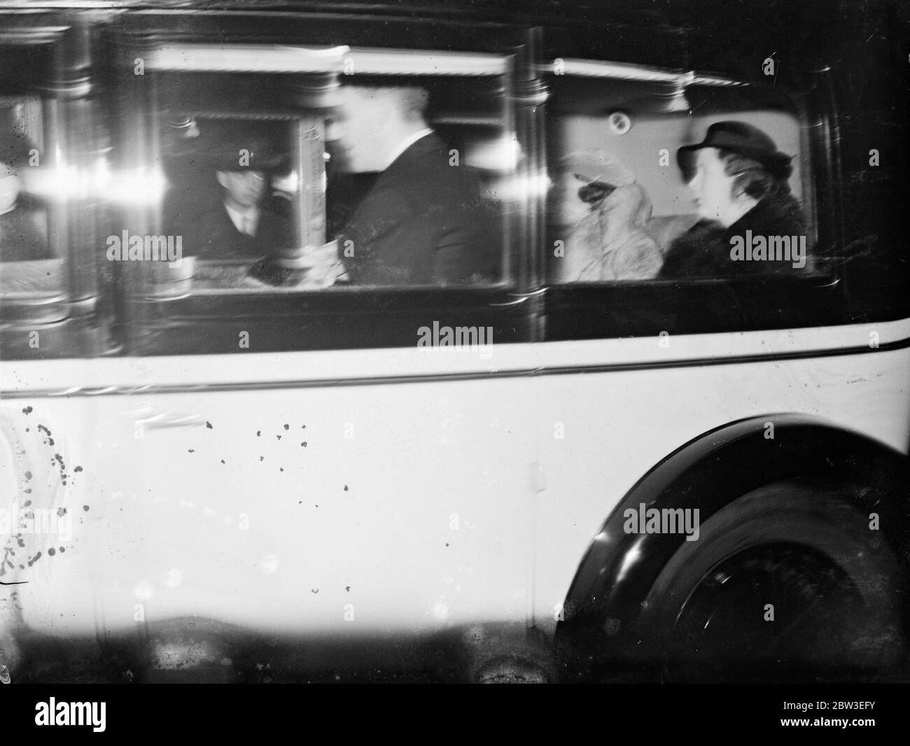 Principessa Juliana dei Paesi Bassi che viaggia a Londra in macchina . I reali olandesi a Londra incontrano i loro amici . Dicembre 1934 Foto Stock