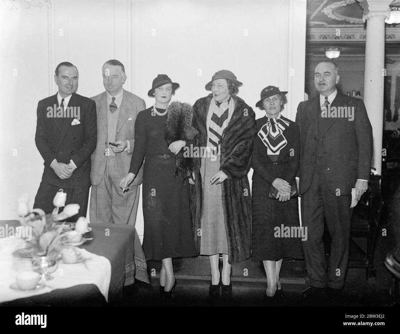I passeggeri a bordo del battello RMS Arundel Castle includono, da sinistra a destra; Capt A C Wilson, TOM (Tommy) Sopwith, Unknown, Sopwith, MR e la signora W M Bruster. 28 dicembre 1934 Foto Stock