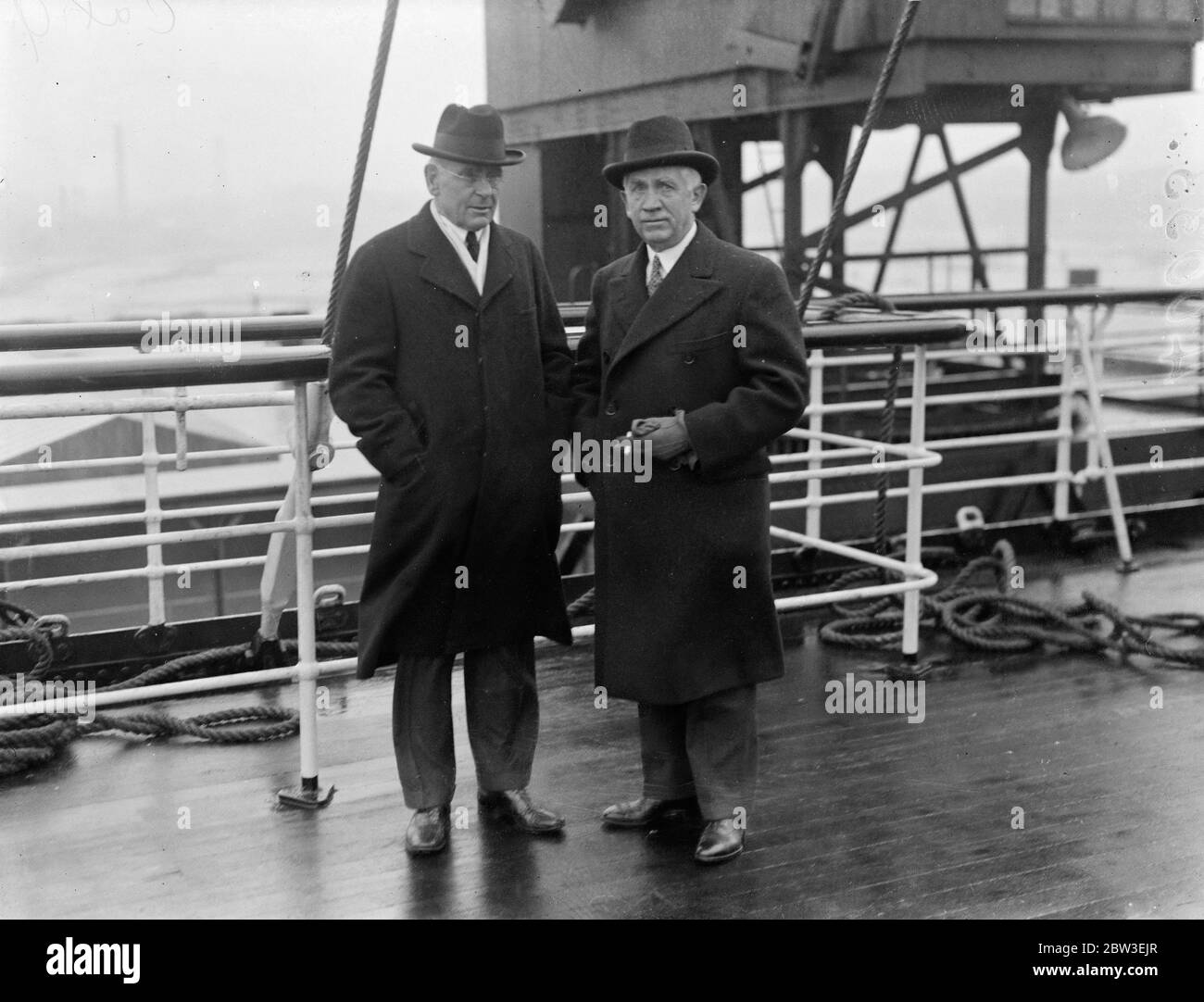 Delegati navali USA alla Conferenza sul disarmo , partono per casa . Sono: Ammiraglio W H Crandley e Norman Davies . 30 dicembre 1934 Foto Stock