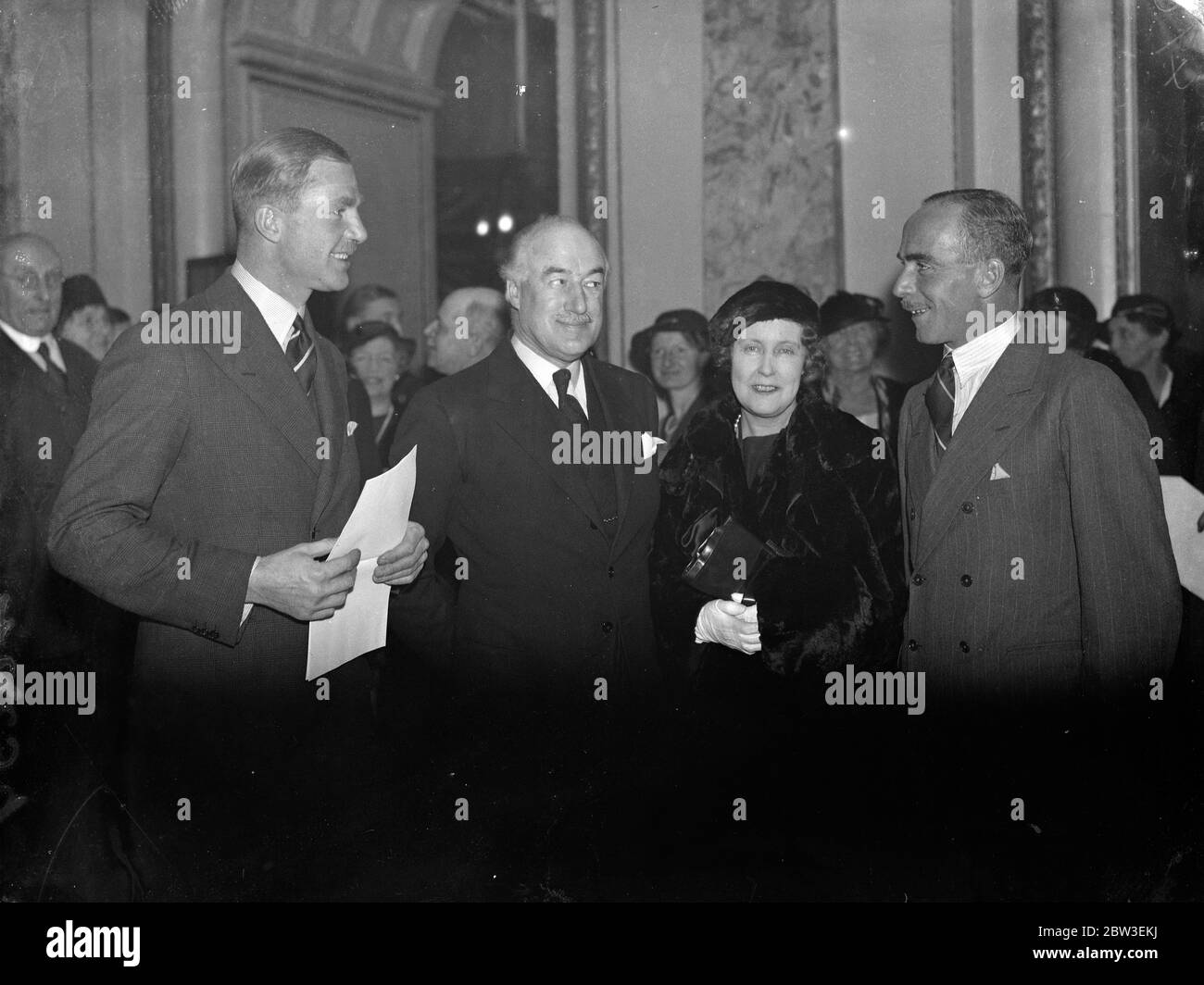 Aviatori , CWA Scott e Tom Campbell Black , vincitori della gara aerea del MacRobertson Trophy , al pranzo Royal Society Empire . 10 gennaio 1935 Foto Stock