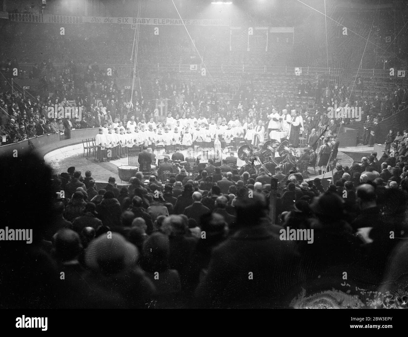 Servizio divino nel circo di Olympia , Londra . 12 gennaio 1935 Foto Stock