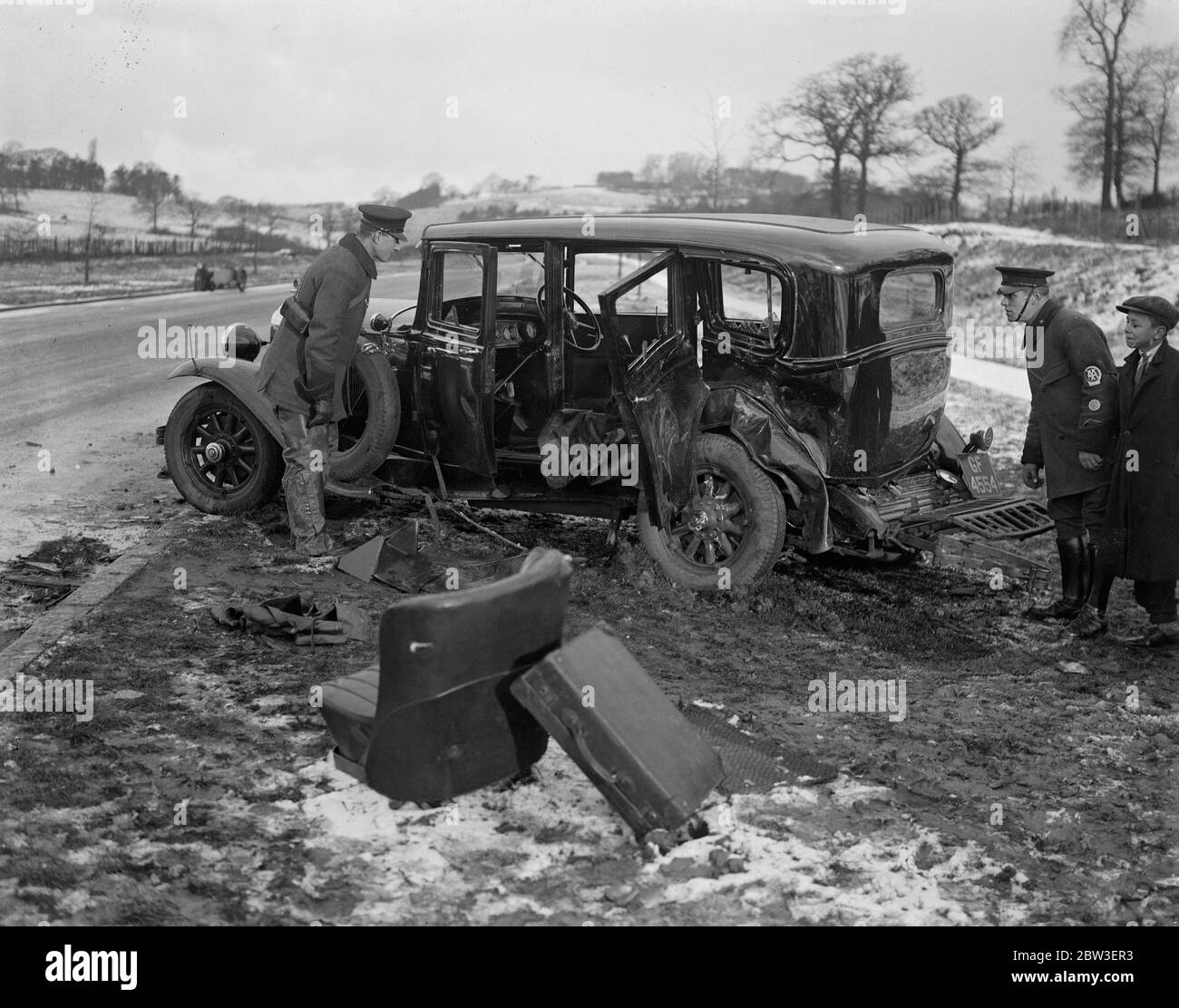 Auto si schianta in neve pesante in un camion sul Barnet by - pass . 12 gennaio 1935 Foto Stock