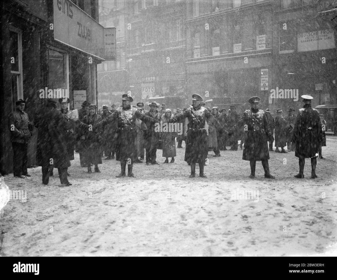Il plebiscito di Saar . Polizia che sorvegliano la stazione ferroviaria . 13 gennaio 1935 Foto Stock