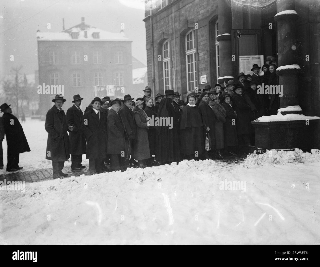 Il plebiscito di Saar . Gli elettori attendono nel freddo e nella neve dall'alba all'apertura delle cabine elettorali . 13 gennaio 1935 Foto Stock
