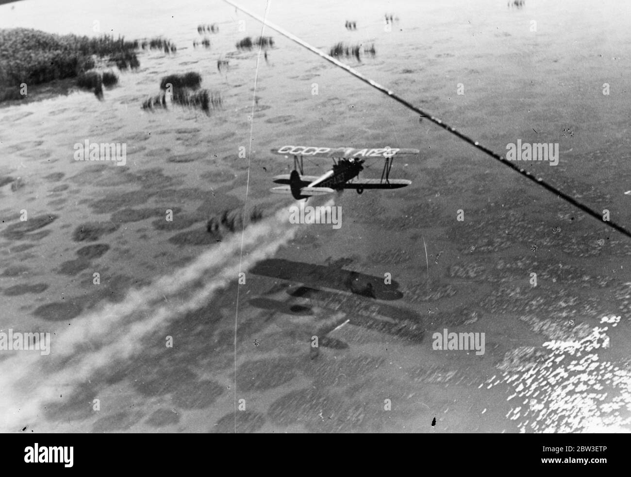 Aerei combattono la malaria in Russia . Un aereo sovietico che spruzzava una palude di malaria sulle rive del Mar Caspio . 2 gennaio 1936 Foto Stock