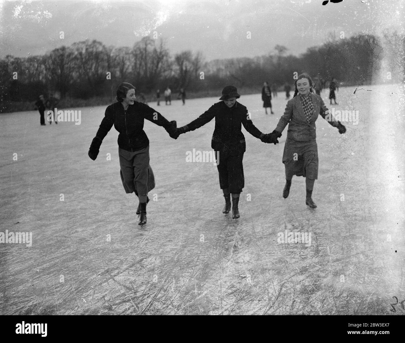 Pattinare in pieno swing sul famoso Lingay Fen , Lincolnshire . Una vista generale del pattinaggio sul Lingay Fen . 22 dicembre 1935 Foto Stock