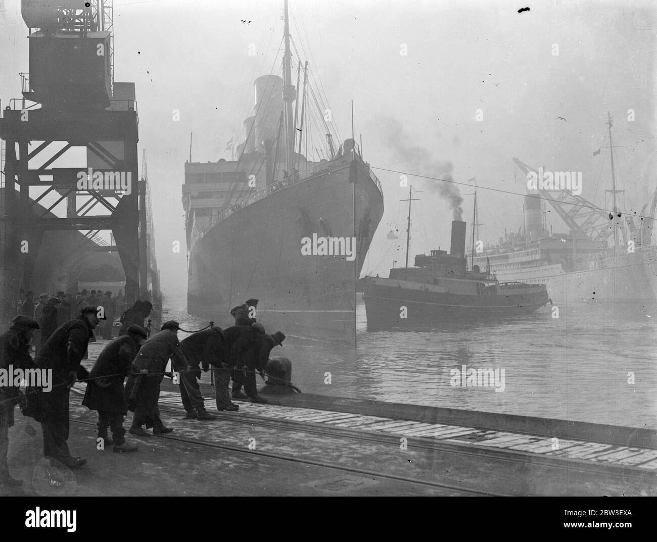 Aquitania fu tenuta per sedici ore e mezza a Cowes dalla fitta nebbia . Foto mostra l'attracco dell'Aquitania nella nebbia a Southampton . 21 dicembre 1935 Foto Stock