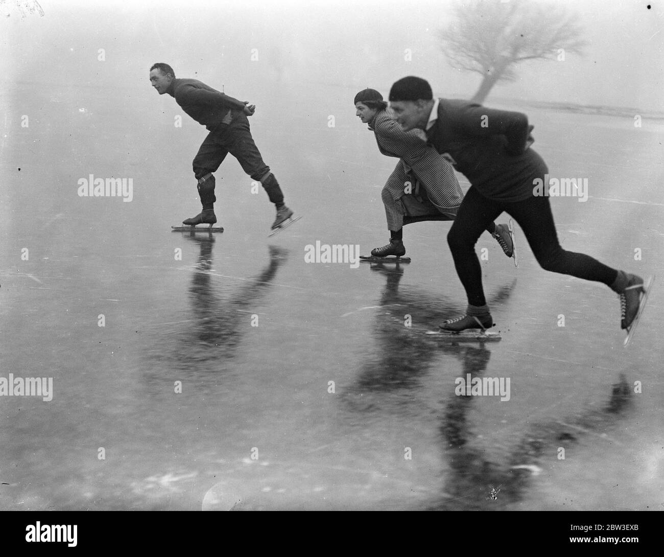 I campioni di pattinaggio approfittano del primo vero ghiaccio al Cowbit Wash . Il primo vero ghiaccio della stagione al Cowbit Wash nel Lincolnshire ha attratto molte stelle di pattinaggio tra cui L Redburn , il veterano di 56 anni , Bert Slater , il campione amatoriale , e Nellie Slater , il campione amatoriale femminile . C'è una distesa di dieci miglia di ghiaccio eccellente a Cowbit. Foto spettacoli , L Redburn , il veterano (la macchina fotografica più vicina) con Bert Slater e Nellie Slater , i campioni amatoriali sul ghiaccio a Cowbit Wash . 1935 Foto Stock