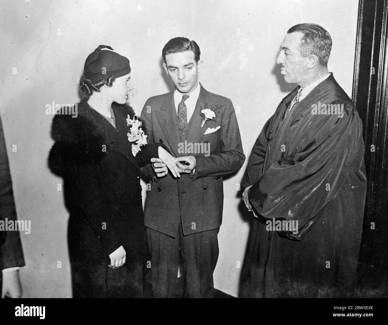 Ragazza sposa l'assassino nella prigione di Long Island . Con manette sui polsi , John Collins , di 26 anni condannato alla sedia elettrica dopo essere stato condannato per aver ucciso un uomo di 61 anni in una birreria all'aperto, è stato sposato con la sua dolce di 19 anni . Anna Downey nella prigione di Long Island City . Collins quasi crollò nella cerimonia condotta dal giudice William H Robinson , concluse . Spettacoli fotografici , con manette sui polsi , John Collins , scivola l'anello di nozze sul dito della sposa , Anna Downey alla cerimonia condotta dal giudice William H Robinson in prigione di Long Island City . 19 De Foto Stock