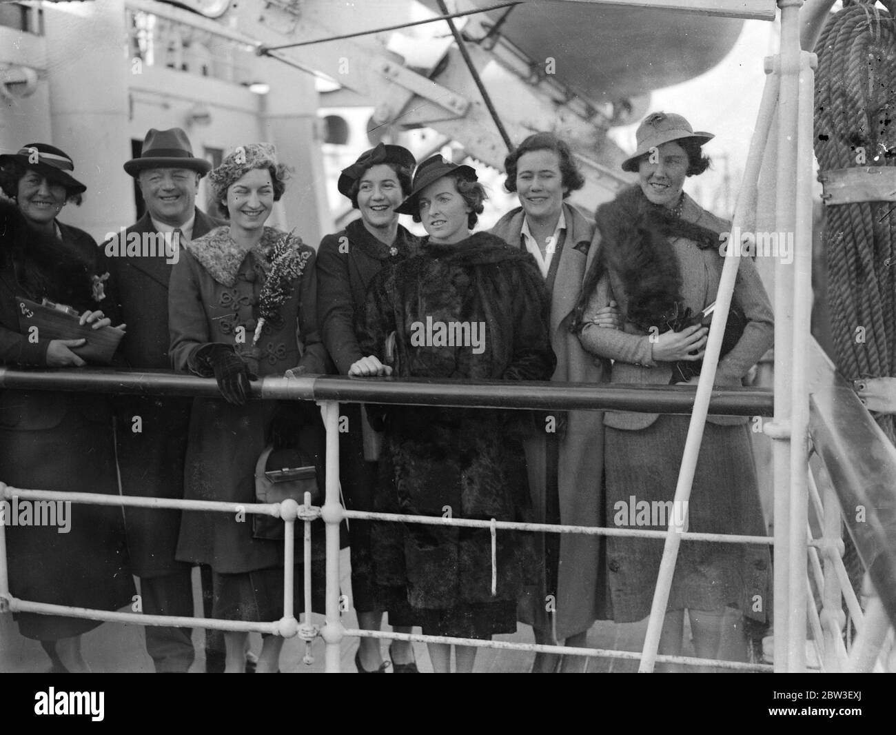 La squadra di tennis britannica da Southampton parte per il Sudafrica . Le Signorine Peggy Scriven , Freda James , Nancy Lyle , Evelyn Dearman e Mary Hardwick con il signor J H King e la signora King in partenza da Southampton . 27 dicembre 1935 Foto Stock