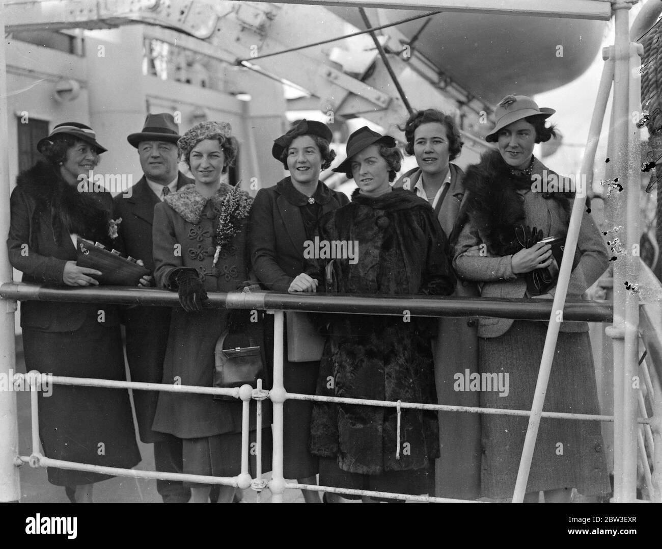 La squadra di tennis britannica da Southampton parte per il Sudafrica . Le Signorine Peggy Scriven , Freda James , Nancy Lyle , Evelyn Dearman e Mary Hardwick con il signor J H King e la signora King in partenza da Southampton . 27 dicembre 1935 Foto Stock
