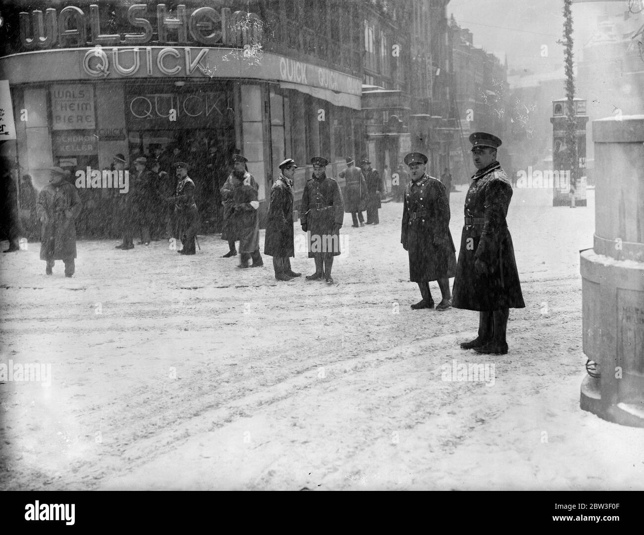 Il plebiscito di Saar . Polizia in guardia sulle strade innevate . 13 gennaio 1935 Foto Stock