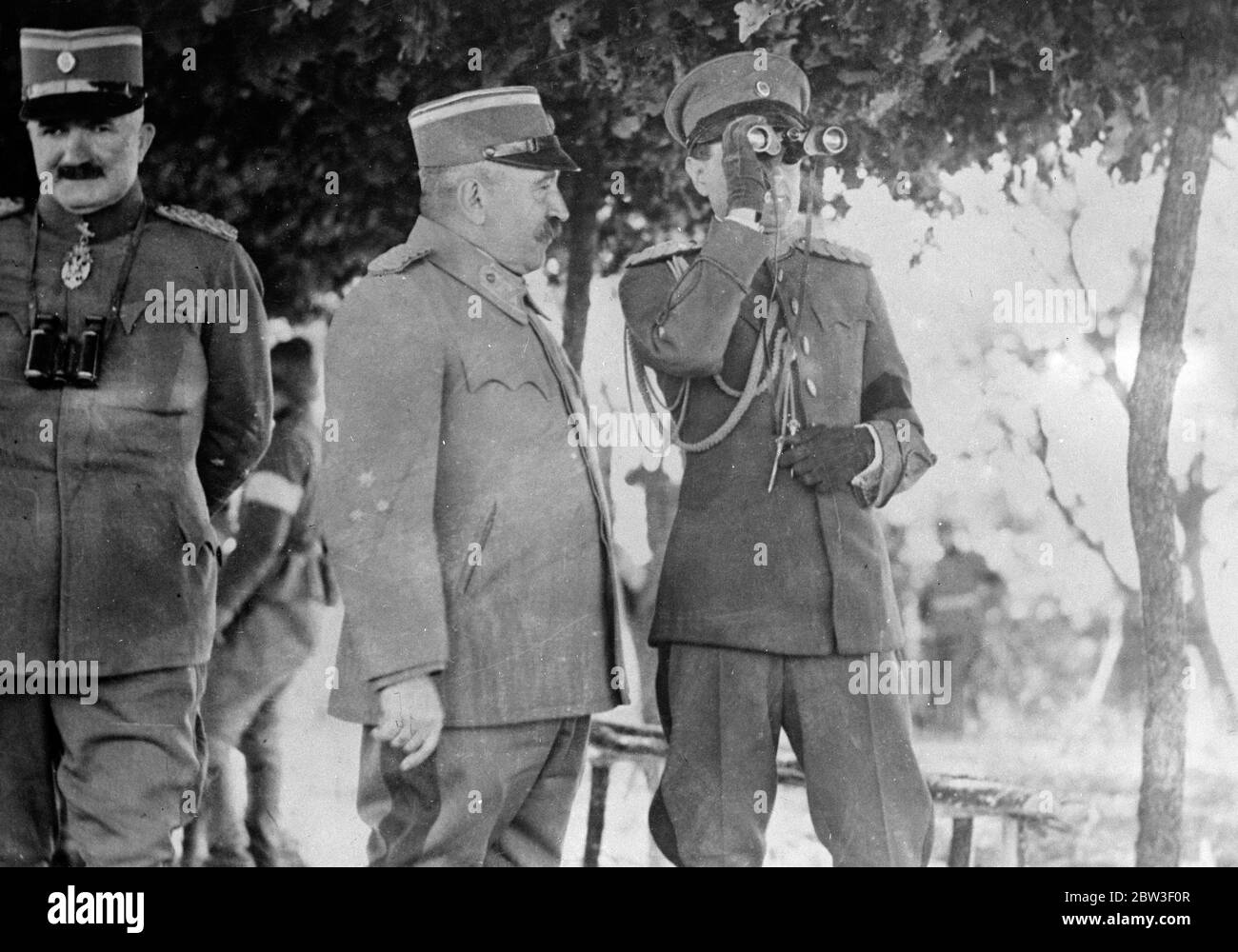 Il principe Paolo alla revisione delle truppe a Belgrado . Il principe Paolo di Jugoslavia era presente ad una revisione delle truppe di Belgrado con M Stoyadinovitch , Jugoslav Premier , sulla cui vita un tentativo è stato recentemente compiuto da un deputato di opposizione in Parlamento , e i membri del gabinetto ricostruito di M Stoyadinovitch . Foto spettacoli , il principe Paul guardando attraverso i suoi occhiali da campo alla recensione . Con lui è il generale Lubomir Maritel , nuovo ministro della guerra . 11 marzo 1936 Foto Stock