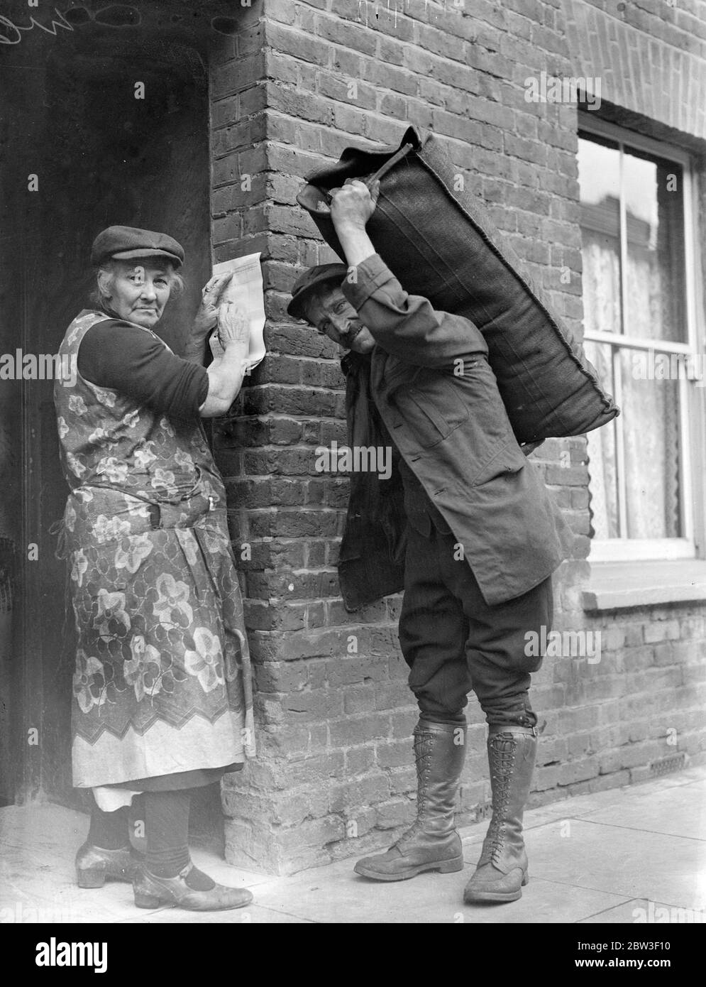Distribuzione annuale di carbone di natale data da King a Windsor . La distribuzione annuale di carbone di Natale data dal Re ai poveri di Windsor e del distretto , si è svolta a Windsor . Foto mostra Mrs Nicholson , 68 anni di Arthur Road , Windsor , che riceve il suo carbone . 16 dicembre 1935 Foto Stock