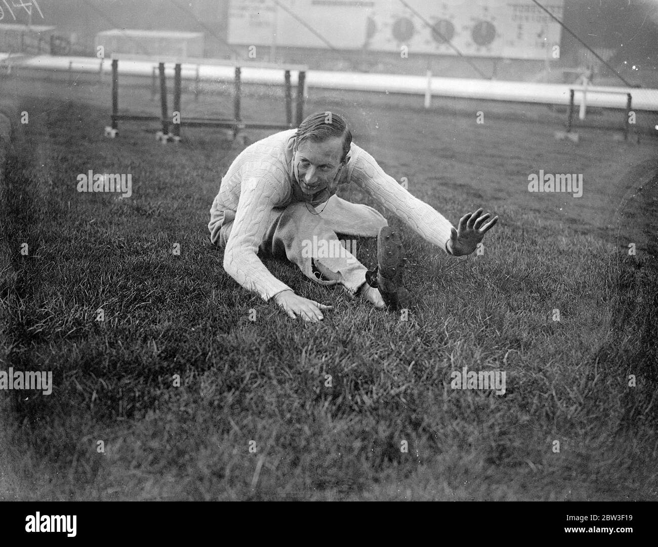 Atleti che si allenano alla pista di White City per la partita inter Varsity con Oxford che verrà messa in scena lì accanto . 10 marzo 1936 Foto Stock