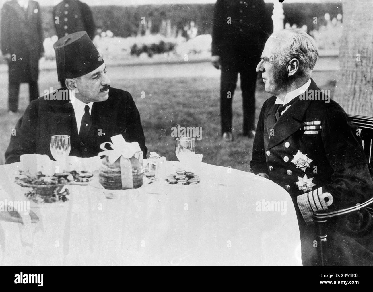 I negoziati anglo egiziani per la soluzione delle questioni in sospeso tra i due paesi si sono aperti al Cairo in un clima molto cordiale . La sessione plenaria si è tenuta nella grande sala del palazzo Zaafarana, alla periferia della città. Dopo i lavori , i delegati di entrambi i paesi si sono fraternizzati per il tè . Spettacoli fotografici , ammiraglio Sir William Fisher nel Mediterraneo e Ali Pasha Maher , nella conversazione al tavolo da tè . 5 marzo 1936 Foto Stock