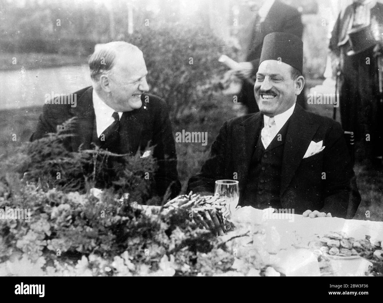 Sir Miles Lampson ride con il leader nazionalista egiziano al Cairo . I negoziati anglo egiziani per il colono di questioni in sospeso tra i due Paesi si sono aperti al Cairo in un clima molto cordiale . La sessione plenaria si è tenuta nella grande sala del palazzo Zaafarana, alla periferia della città. Sir Miles Lampson , l' Alto Commissariato britannico , e Nahas Pasha , il capo della delegazione egiziana e capo del partito estremista nazionalista Wafd , sembravano essere molto amichevoli . Spettacoli fotografici , Sir Miles Lampson e Hahas Pasha ridendo molto sul tè dopo l'Inno Foto Stock