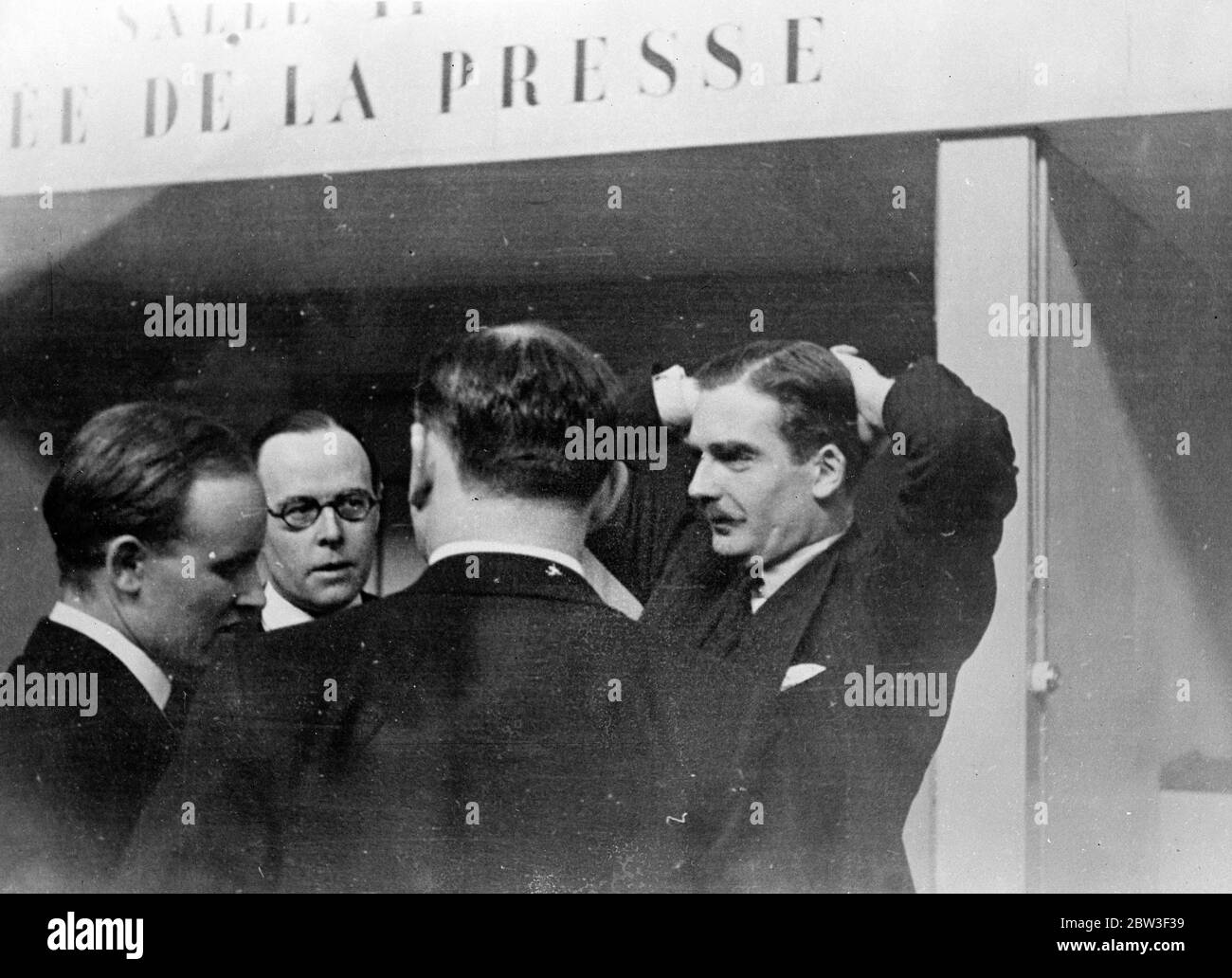 Il signor Eden ha una lunghezza . Il sig. Anthony Eden , ministro degli Affari esteri britannico , stendendo le braccia dietro la testa mentre parla con funzionari del Palazzo della Lega delle Nazioni a Ginevra , dove i delegati attendono il risultato delle nuove proposte di pace in Italia e in Abissinia . 5 marzo 1936 Foto Stock