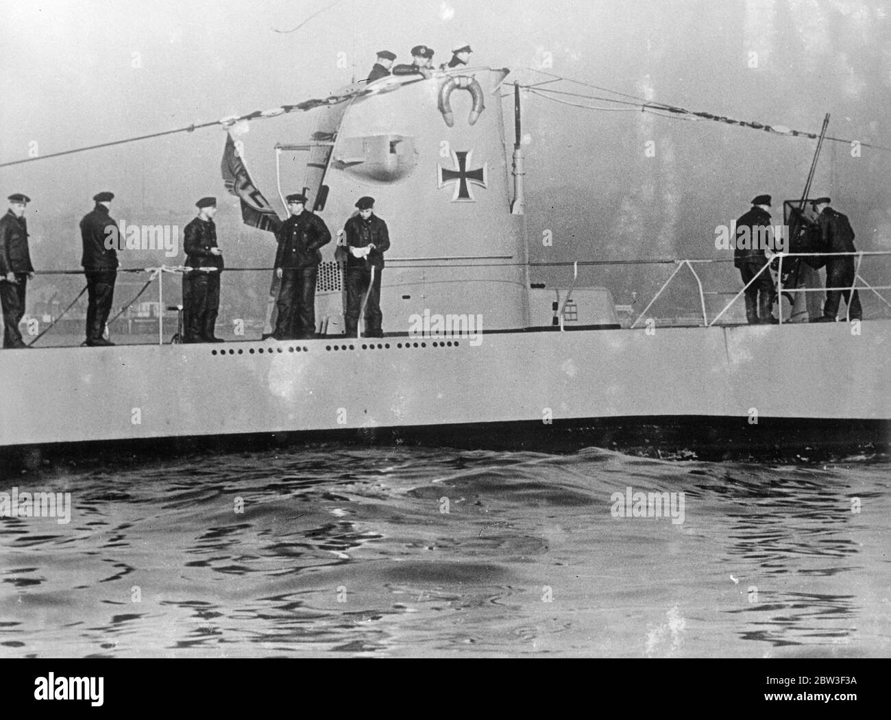 Il sottomarino tedesco da guerra ha premiato la Croce di ferro . In riconoscimento dei suoi servizi alla Germania durante la Grande Guerra , il famoso sottomarino U9 è stato premiato con la prima Croce di ferro presentata dalla Guerra e ha permesso di mantenere il nome . U9 porta ora la grande Croce in una posizione di rilievo sulla sua torretta . Foto spettacoli , la Croce di ferro montata sulla torretta del sottomarino U9 . 4 marzo 1936 Foto Stock