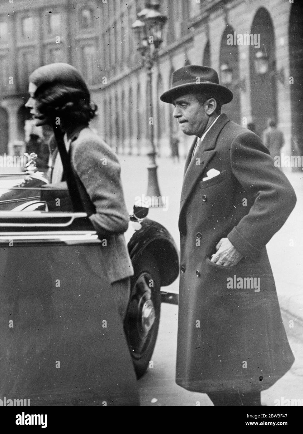 Douglas Fairbanks e Lady Ashley si sposarono a Parigi . Dopo che una licenza speciale era stata concessa dal procuratore generale francese , Douglas Fairbanks , l'attore del film e Lady Ashley sono stati sposati al Municipio dell'ottavo Arrondissement di Parigi . La cerimonia si è svolta dopo che il sig. Fairbanks aveva trascorso giorni per eliminare le difficoltà . I testimoni del matrimonio erano Jesse Isidore Straus , ambasciatore degli Stati Uniti , ed Elizabeth Glovet . Spettacoli fotografici , Douglas Fairbanks e Lady Ashley lasciando il loro hotel a Parigi . 7 marzo 1936 Foto Stock