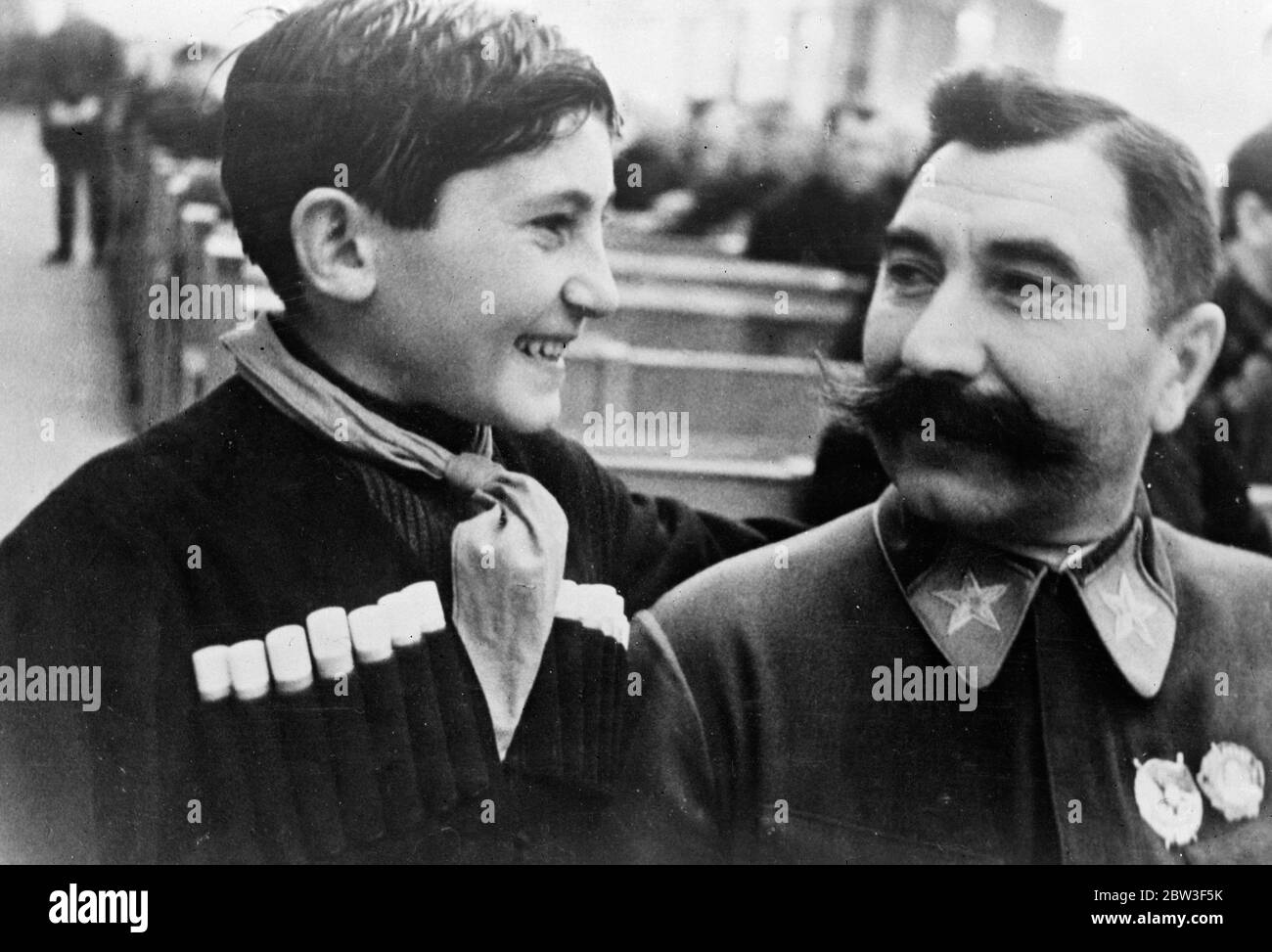 La vecchia Russia incontra la nuova . Il maresciallo S M Budyonny , il famoso leader russo della cavalleria , scherza con Barshi Khangokav , uno dei delegati più giovani , alla Conferenza agricola sovietica del Cremlino , Mosca . La conferenza , cui hanno partecipato 1500 lavoratori di ogni parte dell' Unione , ha segnato i progressi dell' agricoltura sovietica negli ultimi due anni . 8 marzo 1936 Foto Stock